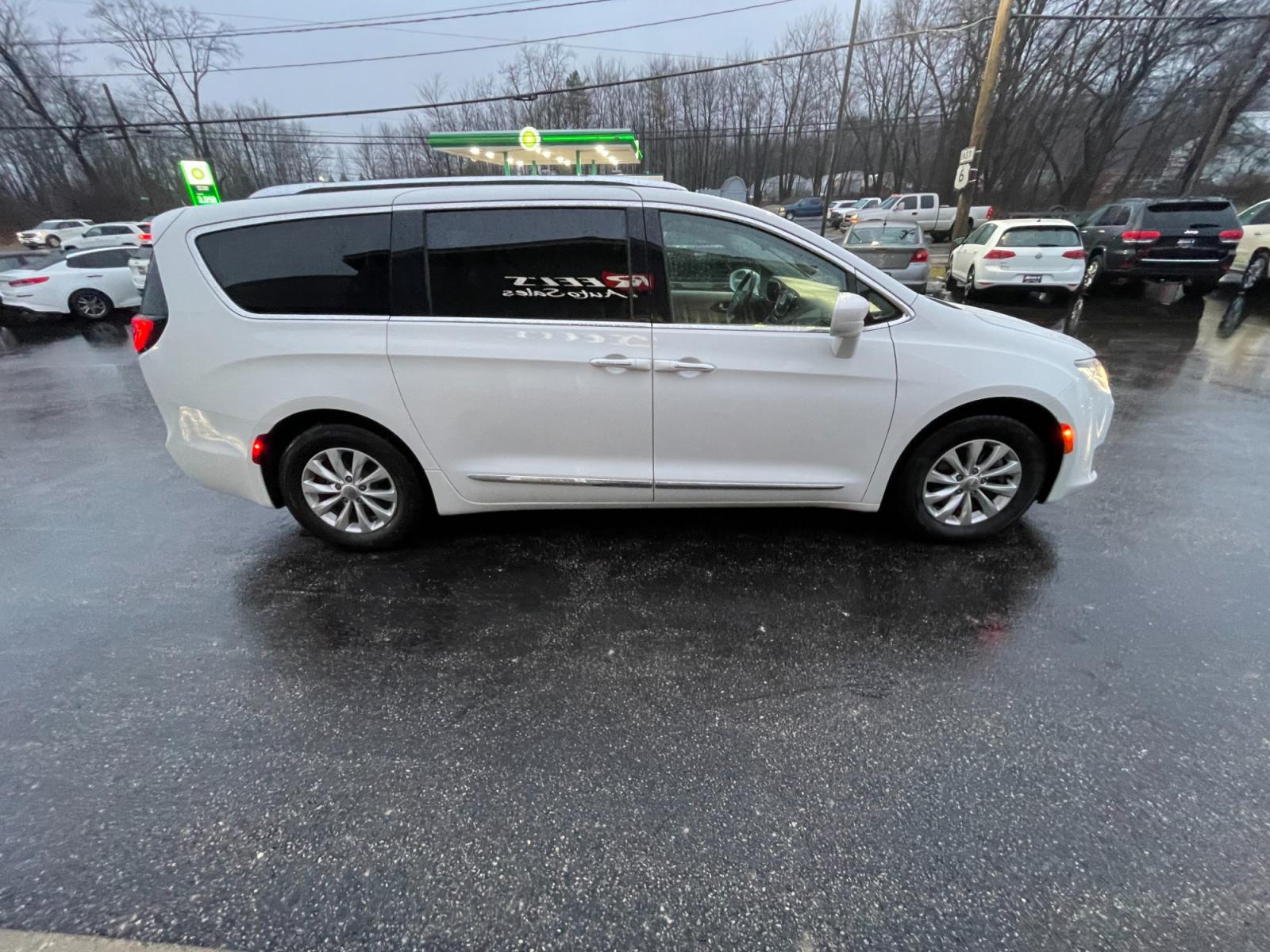 2018 White /Black Chrysler Pacifica Touring-L Plus (2C4RC1EG0JR) with an 3.6L V6 DOHC 24V engine, 9A transmission, located at 11115 Chardon Rd. , Chardon, OH, 44024, (440) 214-9705, 41.580246, -81.241943 - This 2018 Chrysler Pacifica Touring L Plus is a well-equipped minivan, boasting a single-owner history and a clean accident record. It features a capable 3.6L Pentastar V6 engine complemented by a 9-speed automatic transmission with start-stop technology to enhance fuel efficiency. The interior is a - Photo #5